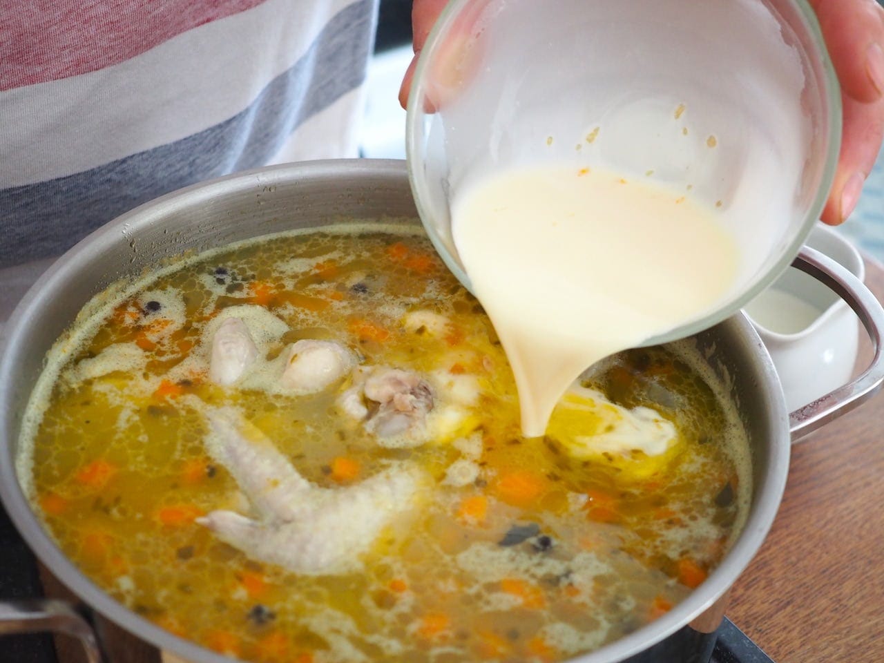 Idealna zupa ogórkowa ze śmietaną