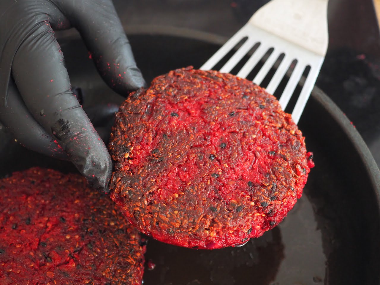 Smażenie Wegetariański burger z buraka i komosy ryżowej