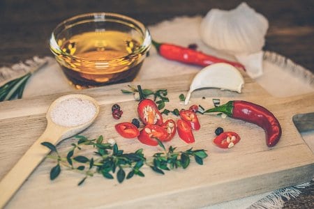 Składniki na makaron aglio olio e peperoncino: czosnek, oliwa, sól, papryczka peperoncino, świeże zioła